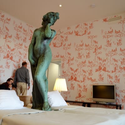 Hotellgästerna får sova intill Havis Amanda.