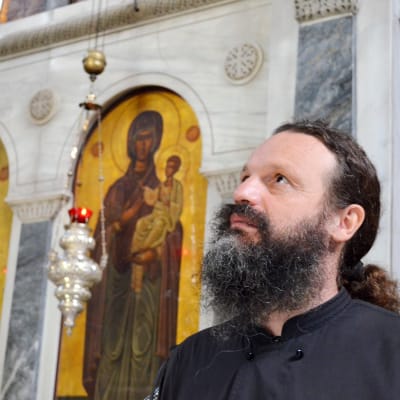 Prästen Nikolaos Douligeris har sett sin stadsdel förändras efter den ekonomiska krisen.