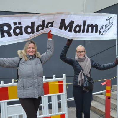 Marika Sirviö och Noora Suomalainen var på väg på manikyr men ville komma till riksdagshuset för att visa sitt stöd för Malms flygplats.