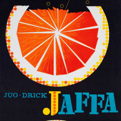 Mustapohjainen juliste, jossa on graafinen, oranssilla ja keltaisella värillä korostettu appelsiininsiivu. Kuvan alla lukee sinisin ja keltaisin kirjaimin juo drick jaffa.