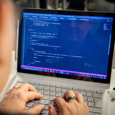 Koodausta Savonia-ammattikorkeakoulun Code Academy -koulutuksessa Kuopiossa.