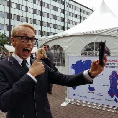 Christoffer Strandberg parodierar Alexander Stubb i Björneborg