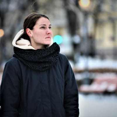Natalia Kuikka lumisessa kaupunkimaisemassa.