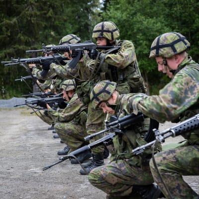 Varusmiehet harjoittelevat ampumaan rynnäkkökiväärillä Karjalan lennoston Rissalan varuskunnassa.