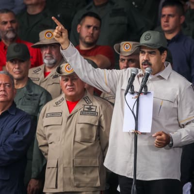 Maduro håller tal och pekar upp i luften med sitt finger.
