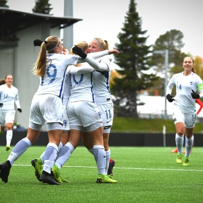 Finland firar ett mål i matchen mot Tjeckien i kvalet i U19-EM.