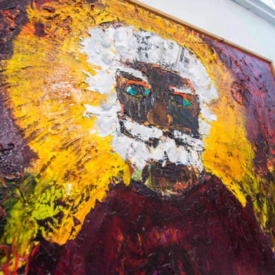 Reidar Särestöniemen Afrikassa maalaama omakuva Rautalammin museon näyttelyssä.