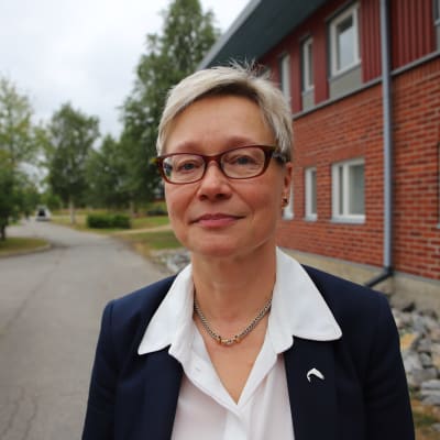 Kolarin kunnanjohtaja Kristiina Tikkala seisoo pihalla.