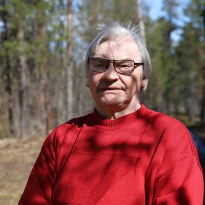 Johan-Aslak Labba seisoo auringonpaisteessa ulkona.