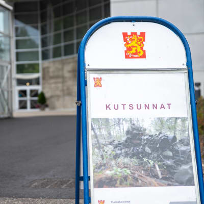 Kutsunnat-kyltti Alavan seurakuntasalin edustalla Kuopiossa.