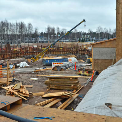 En titt över staketet på västmetrobygget i Ängskulla.