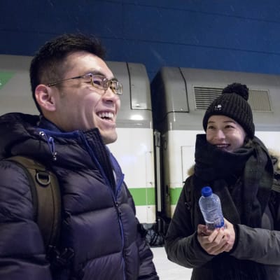 Pekingiläiset Li Bingyuan ja Wang Shang saapuvat junalla Rovaniemelle