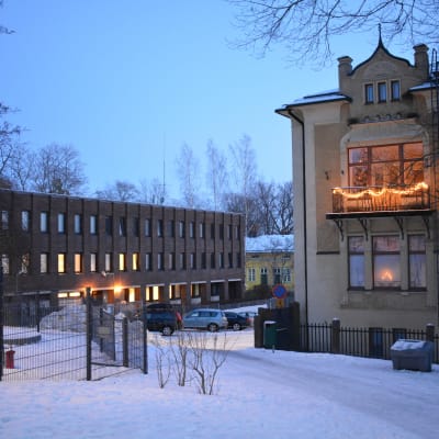 Venäjän pääkonsulaatti Turussa, Vartiovuorenpuiston kupeessa.