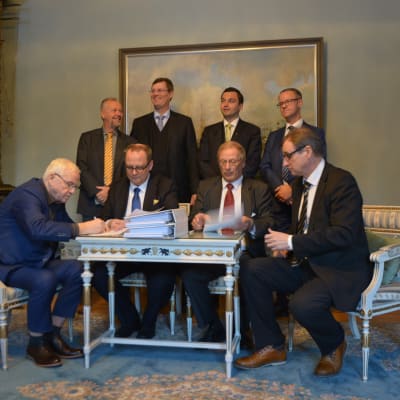 Merenkurkun uuden autolautan rakennussopimuksen allekirjoittivat Bertil Hammarstedt, Tomas Häyry, Mikko Niini ja Timo Suistio. Peter Ståhlberg, Mikael Öhlund, Joakim Strand ja Anders Ågren seuraavat taustalla.