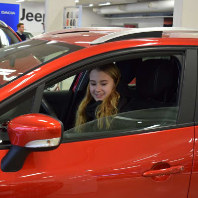 Elisa Grönman hymyilee Renault Clion ratin takana.