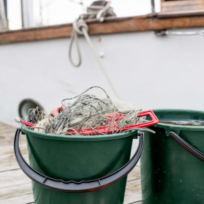 Kalastusverkoista tehty muoviämpäri