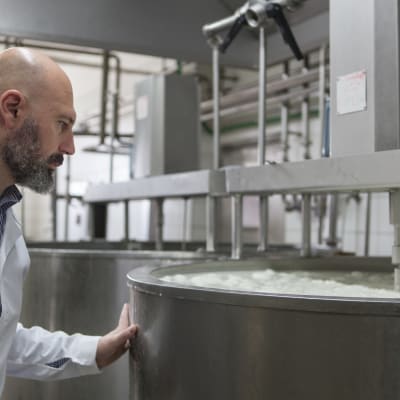 Fetan tuottaja Kyriakos Kostarelos tarkkailee maidon pastörointia. Kostarelos valvoo huolella, mitä eläimet syövät ja miten maito kuljetetaan valmistamoon.