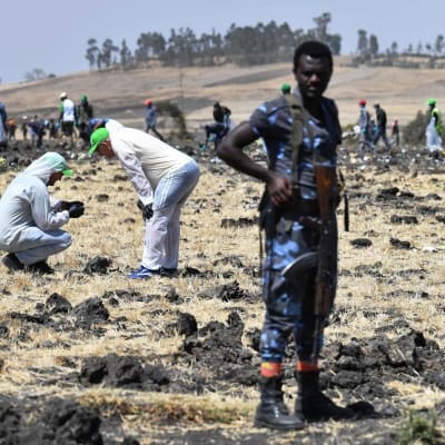 Onnettomuustutkijoita turmapaikalla Etiopiassa.