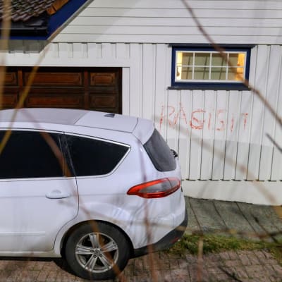 Norjan oikeusministerin Tor Mikkel Waran kodin seinään töhrittiin joulukuussa sana "rasisti". Auto paloi maaliskuussa.