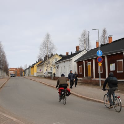 Pyöräilijöitä Oulun Pikisaaressa.