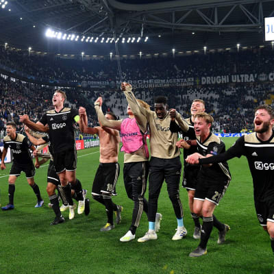 Ajax juhlii välieräpaikkaa Mestarien liigassa