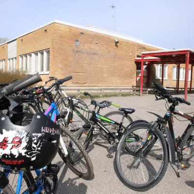 Polkupyöriä kasassa Toejoen koulun pihalla.