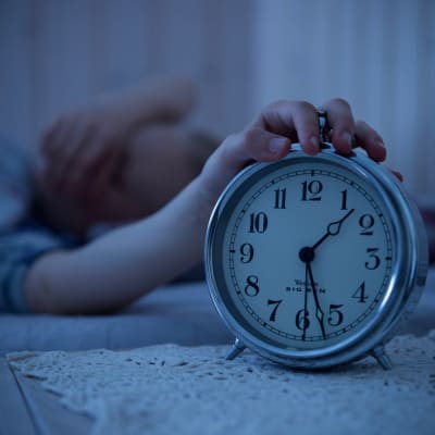 Nukahtamisen viivästymistä kokevat kaikki joskus. Syytä kannattaa alkaa selvittää, jos univaikeudet pitkittyvät ja ne haittaavat arkea.