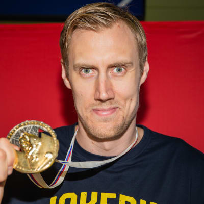 Marko Anttila esitteli kultamitaliaan Jokerien mediatilaisuudessa.