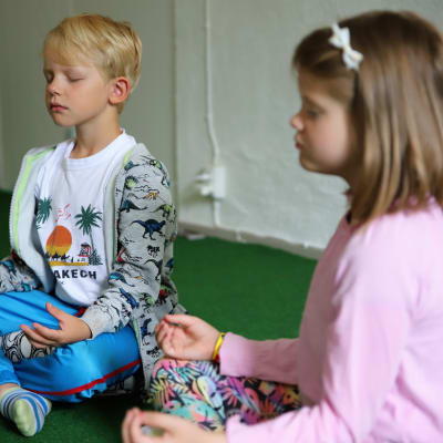 Lapset tekemässä mindfulness -harjoituksia