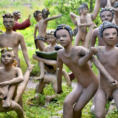 Leikkiviä lasta esittäviä patsaita Parikkalan patsaspuistossa