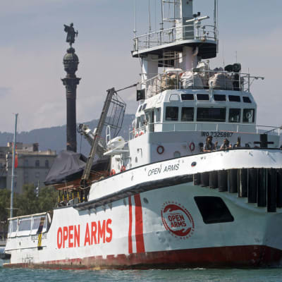 Open Arms -järjestön alus lähdössä Barcelonan satamasta kohti Kreikkaa. Kuva huhtikuulta 2019.