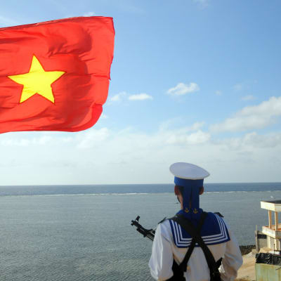 Vietnamilainen sotilas vartiossa Thuyen Chain saarella, joka on osa kiisteltyjä Spratlysaaria. Arkistokuva.