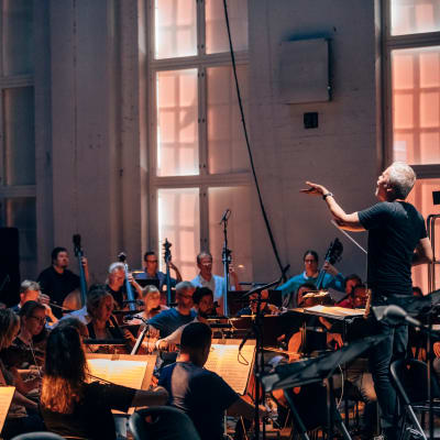 Radion sinfoniaorkesteri ja ylikapellimestari Hannu Lintu yllättyivät positiivisesti Helsingin Kaapelitehtaan Merikaapelihallin akustiikasta.