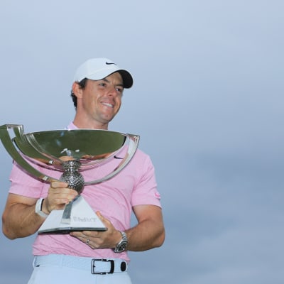  Rory McIlroy poseeraa PGA-kiertueen palkintopystin kanssa.