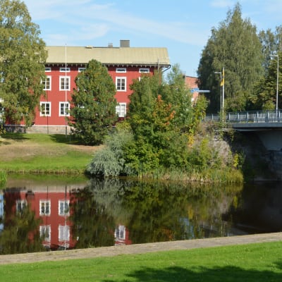 Kosolan talo Lapualla Lapuanjoen varrella kesällä 2019. 