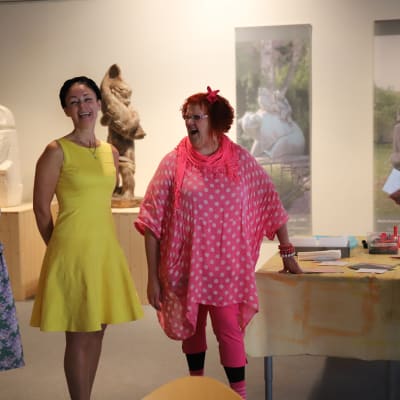 Veera Jussila, Lulu Ranne ja Kylli Kylliäinen museoharjoittelussa Hämeenlinna taidemuseossa