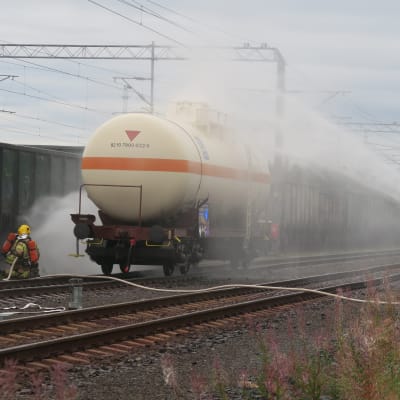Suuronnettomuusharjoituksessa puutavaralastissa ollut junavaunu uhkasi viereisellä raiteella ollutta ammoniakkivaunua.