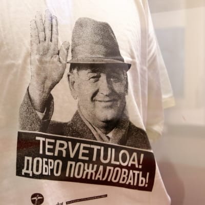 Mihail Gorbatshovin kuva t-paidassa.