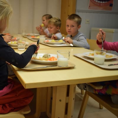 Ihoden päiväkodin lapset syövät koulun tiloissa. 