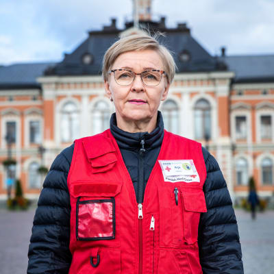 Vapaaehtoistyöntekijä Arja Savolainen Kuopion kaupungintalon edustalla.