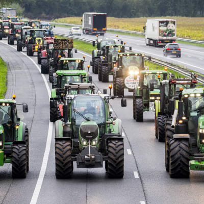 Traktorit valtaavat moottoritien Hollannissa 