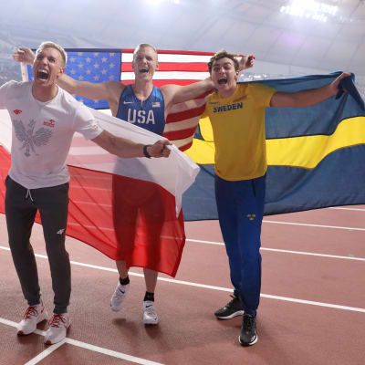 Piotr Lisek, Sam Kendricks ja Armand Duplantis MM-finaalin jälkeen Dohassa 2019.