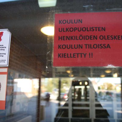 Lyseonpuiston lukion ovi