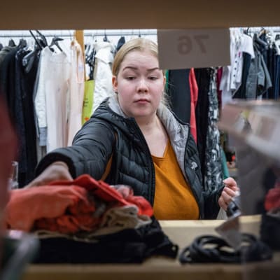 Emmi Makkonen järjestelmässä kirpputoripöytäänsä, joka sijaitsee Hermannin kauppakeskuksessa.