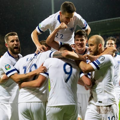 Huuhkajat juhlii