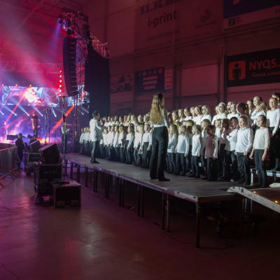 Solina-kuorolaiset lavalla Raskasta joulua -konsertissa Seinäjoella 20.12.2019