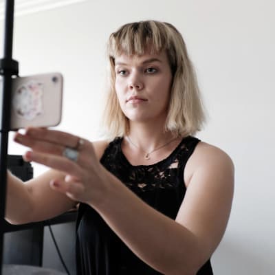 Saana Laigren kuvaa itseään älypuhelimella.