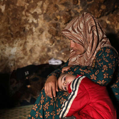 Syyrialainen pakolaisperhe asuu maanalaisessa kalliosuojassa Taltounan kylässä, 17 kilometrin päässä Idlibin kaupungista. 