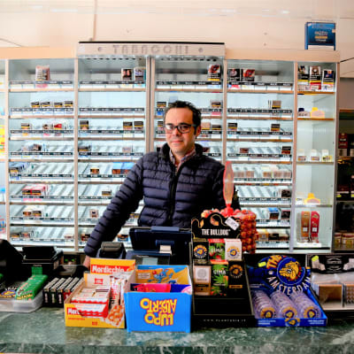 Andrea Santarelli toimii myyjänä tupakkakaupassa Roomassa.