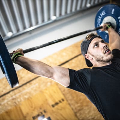 Jonne Koski nostaa rautaa